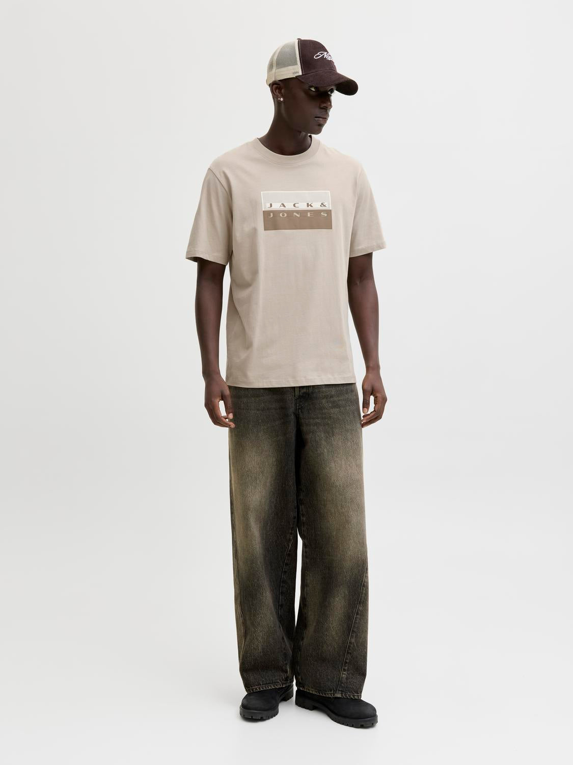 model_shot-front_full